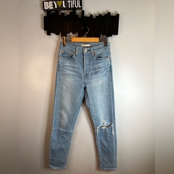 Levi's wedgie Skinny jeans with busted knee light wash Size 26 Button Fly - Picture 1 of 12